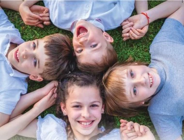 Νέο σποτ ευαισθησίας από Μαξίμου: «Ανοίξτε την αγκαλιά σας για να βγουν τα παιδιά από τα ιδρύματα» (βίντεο)